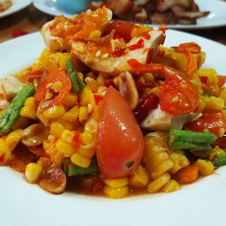 ตำข้าวโพดไข่เค็ม Sweet corn salad with salted egg