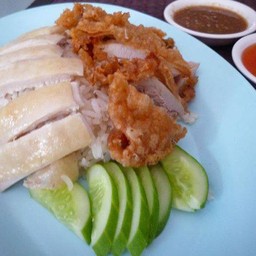 ข้าวมันไก่ต้มและทอด rice chicken and fried chicken
