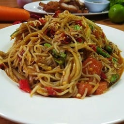 ตำขนมจีนปลาร้า Papaya salad wtih noodle and anchovy