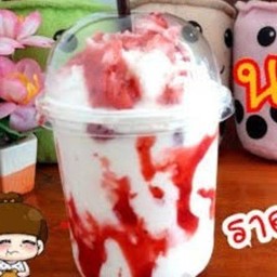 นมสดปั่นราดซอสสตอเบอรี่