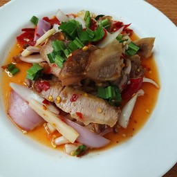 ยำคอหมูย่าง  spicy grilled pork salad