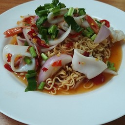 ยำมาม่าทะเล spicy instand noodles with shrimp and squid salad