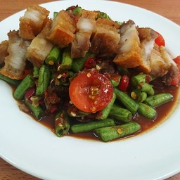 ตำถั่วหมูกรอบปลาร้า long bean salad with anchovy and crispy pork