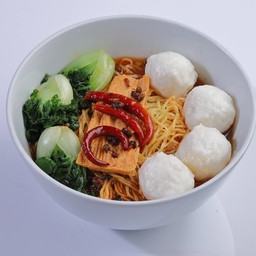 บะหมี่น้ำลูกชิ้นปลาหมึกซุปหม่าล่า