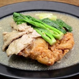 ราดหน้าใส่ไข่  หมู