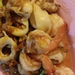 กุ้ง  หมึก ทอดกระเทียม
