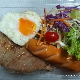 3 สหาย  สเต็กสันคอหมู 1 + ไส้กรอก 1 + ไข่ดาว 1= 1 กล่อง