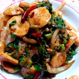 ข้าวกระเพราลูกชิ้น