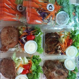 3 สหาย สเต็กไก่ 1 + ไส้กรอก 1 + ไข่ดาว 1=1 กล่อง