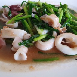 ปลาหมึกผัดต้นหอม