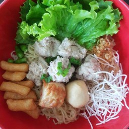 เส้นเล็กน้ำหมูเด้ง พร้อมน้ำซุปกระดูกหมูรสกลมกล่อม