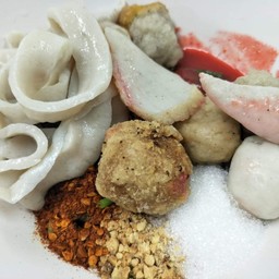 เส้นปลาเย็นตาโฟต้มยำ