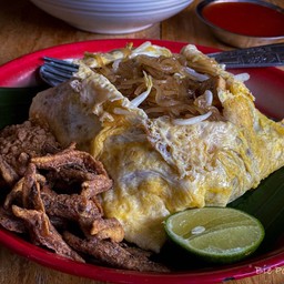 ผัดไทยห่อไข่ปลากรอบ
