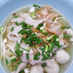 บะหมี่ลูกชิ้นหมู+หมูสด