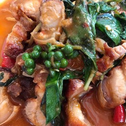 หมูกรอบกับข้าว