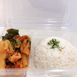 ข้าวราดพริกแกงไก่หน่อไม้