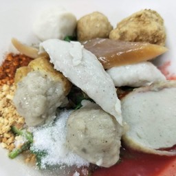 ก๋วยเตี๋ยวลูกชิ้นปลาเย็นตาโฟต้มยำ