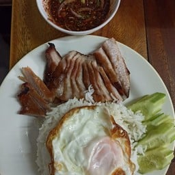 ข้าวคอหมูย่างจิ้มแจ่ว+ไข่ดาว+น้ำซุป