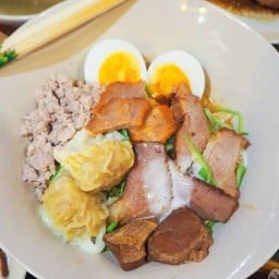 เจ้าสำราญ ก๋วยเตี๋ยวหมูย่างกะทิสด (สัมมากร)