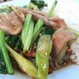 คะน้าไฟแดง ราดข้าว