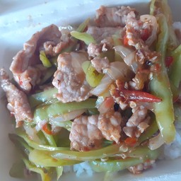 พริกหยวก+หมูชิ้นราดข้าว