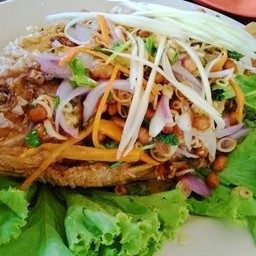 ปลาทับทิมทอดยำมะม่วง