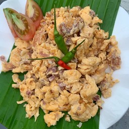 แหนมผัดไข่ราดข้าว