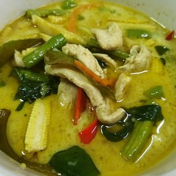 แกงเขียวหวานไก่ GREEN CURRY WITH CHICKEN