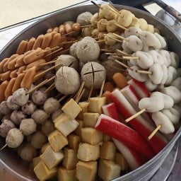 ลูกชิ้นนึ่งทะเลทอง หน้าตึกทะเลทอง แหลมฉบัง