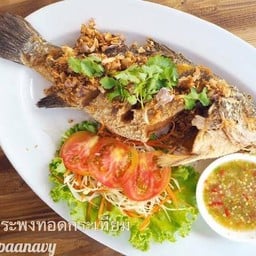 ปลากะพงทอดกระเทียม
