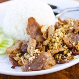 หมูกระเทียม กับข้าว