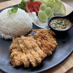 เจี๊ยบหมูจิ้มแจ่ว กรุงธนบุรี