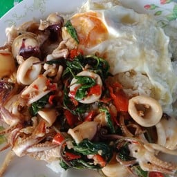 ผัดกระเพราปลาหมึก