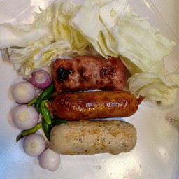 สามสหาย มูหยอ แหมหมู ไส้อั่ว พร้อมข้าวเหนียวร้อนๆ2ห่อ แถมฟรีน้ำจิ้มแจ่ว และผักสด