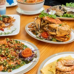 อาหารหลากหลาย โดยเฉพาะอาหารทะเล ที่คัดสรรสดใหม่ทุกวัน เพราะเจ้าของร้านทำฟาร์มเอง