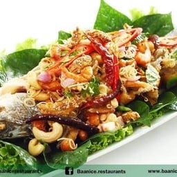 ปลากะพงทอดยำตะไคร้