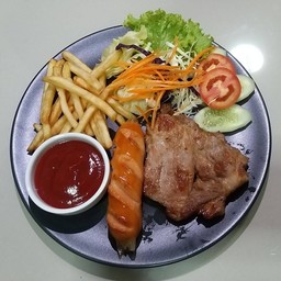 คู่บัดดี้  สเต็กสันคอหมู + ไส้กรอก