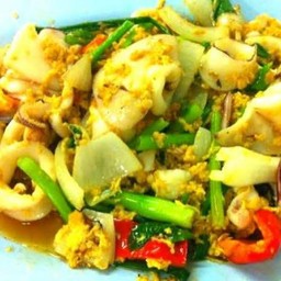 ผัดผงกะหรี่ ราดข้าว