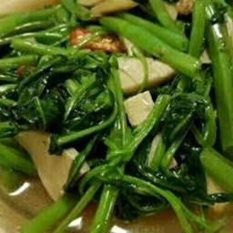 ผัดผักบุ้งหมูยอราดข้าว