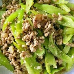 ผัดพริกหยวกหมูสับราดข้าว