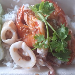 ทะเล+กระเทียมราดข้าว