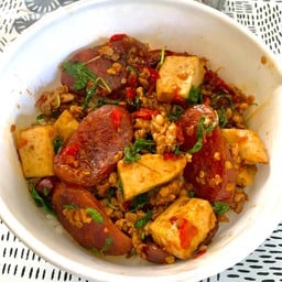 กะเพราแกงค์หมูสามตัว หมูสับ+หมูยอ+กุนเชียง เป็นกับข้าว