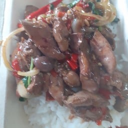 กระเพราไก่+เครื่องใน+ราดข้าว