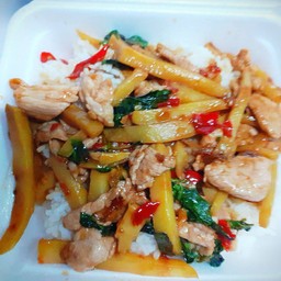กระเพราหน่อไม้+ไก่ราดข้าว