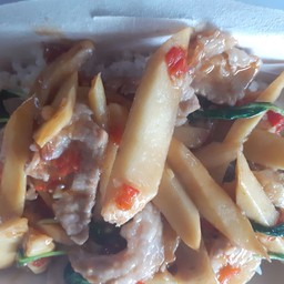 ผัดหน่อไม้ไก่ใส่โหระพา,ใบมะกรูด+ราดข้าว