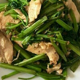 ผัดผักบุ้งไก่ราดข้าว