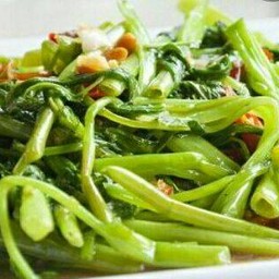 ผัดผักบุ้งไฟแดงราดข้าว