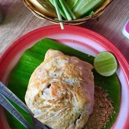 ผัดไทยห่อไข่กุ้งแก้วทอด