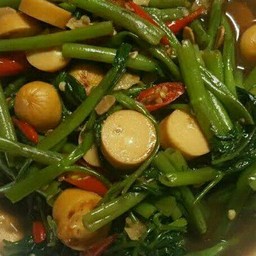 ผัดผักบุ้งไส้กรอกไก่ราดข้าว