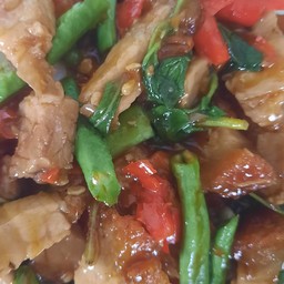 กะเพรา หมูกรอบ  เป็นกับข้าว